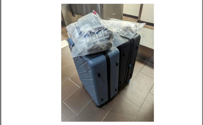 El FBI incluyó esta foto en la denuncia indicando que se trata de las maletas que entró el agente de la Policía al aeropuerto y que luego fueron encontradas abandonadas en un baño del terminar A3.
