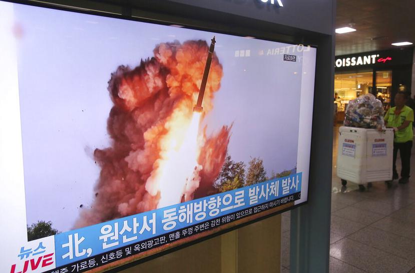 Un noticiero de la televisión surcoreana transmite imágenes de un lanzamiento de misiles de Corea del Norte. (AP)
