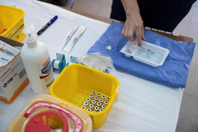 Una enfermera prepara una dosis de una vacuna china contra el COVID-19.