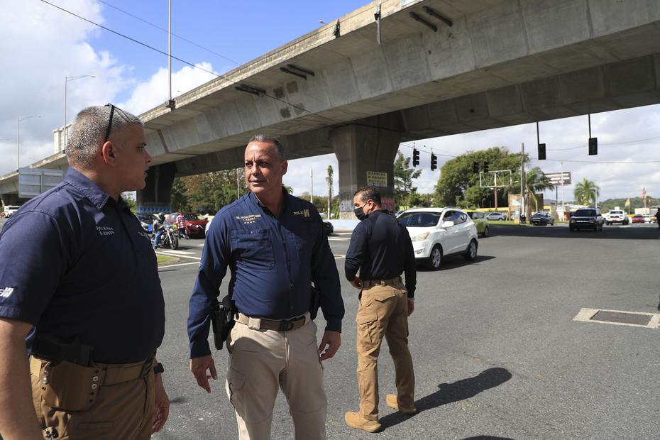 The Commissioner of the Police Bureau, Colonel Antonio Lopez Fikiurova (center), was at the intersection known as the Trujillo Alto Expressway to oversee the work of the officers.