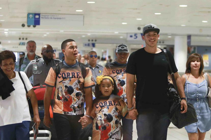 "Estaba ansioso por regresar a mi pueblo Puerto Rico y bien contento de poder compartir con mi familia y con la fanaticada", dijo Correa al salir por la puerta de la terminal.
