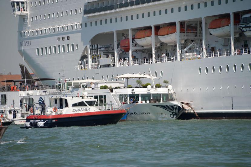 Vista del crucero en el muelle de Venecia. (EFE)
