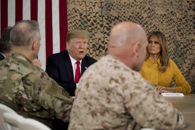 El presidente Donald Trump, acompañado por la primera dama Melania Trump y el liderazgo militar de alto rango, habla en la Base Aérea Al Asad, Irak, el miércoles 26 de diciembre de 2018. (AP / Andrew Harnik)