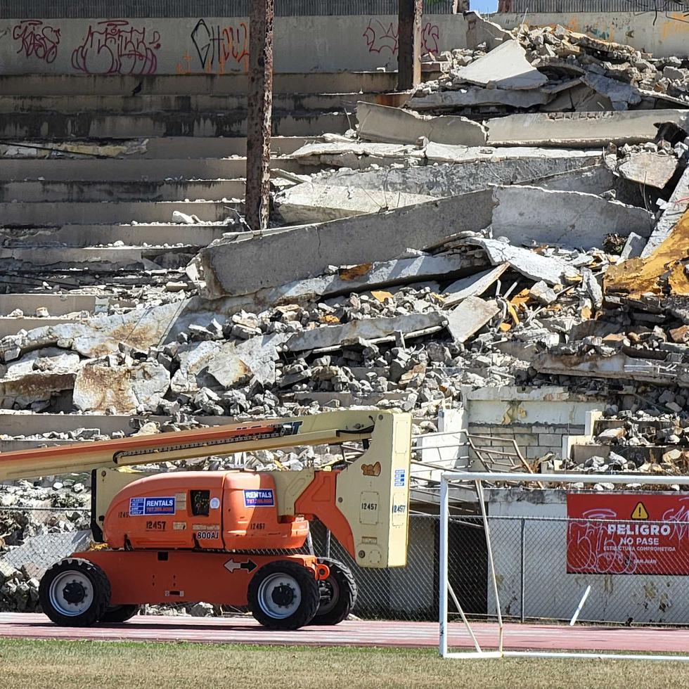 Así lucen ahora las gradas clausuradas del estadio Sixto Escobar tras el colapso parcial del techo.