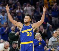 Stephen Curry (30), de los Warriors de Golden Statel, celebra un triple en la segunda mitad del juego de la NBA contra los Kings de Sacramento, en San Francisco, el 7 de noviembre de 2022. (AP Foto/Jeff Chiu)