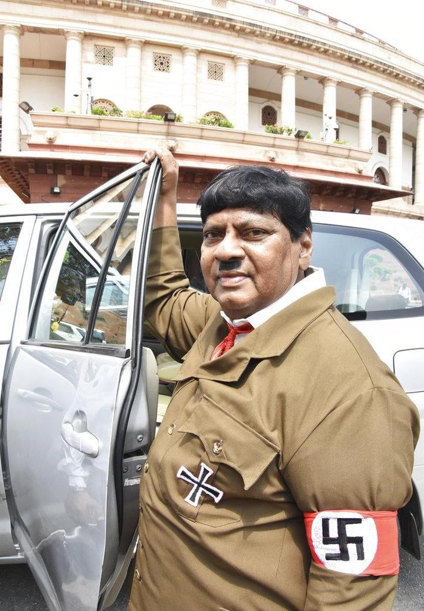 El legislador de la India Naramali Sivaprasa disfrazado de Hitler frente a la sede del parlamento en Nueva Delhi. (AP)