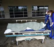 Médicos sacan un cadáver del Willis-Knighton Medical Center en  Shreveport, Luisiana, el 18 de agosto del 2021.