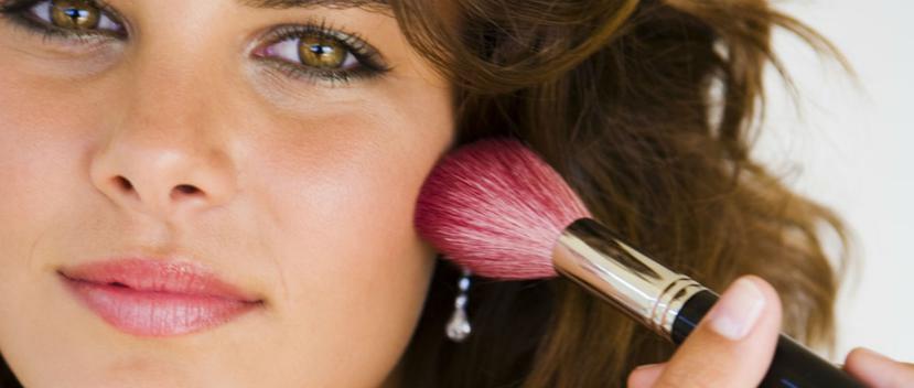 Una buena selección de color y las técnicas correctas de aplicación de "blush" harán de este cosmético tu mejor aliado. (Foto: Archivo/GFR Media)