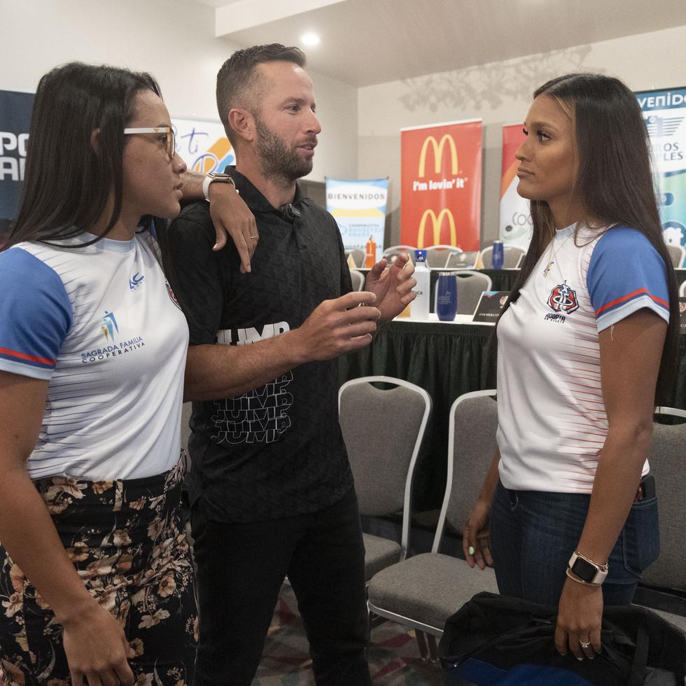 José Juan Barea conversa con Ashleyann Lozada (izquierda) y Alysbeth Félix.