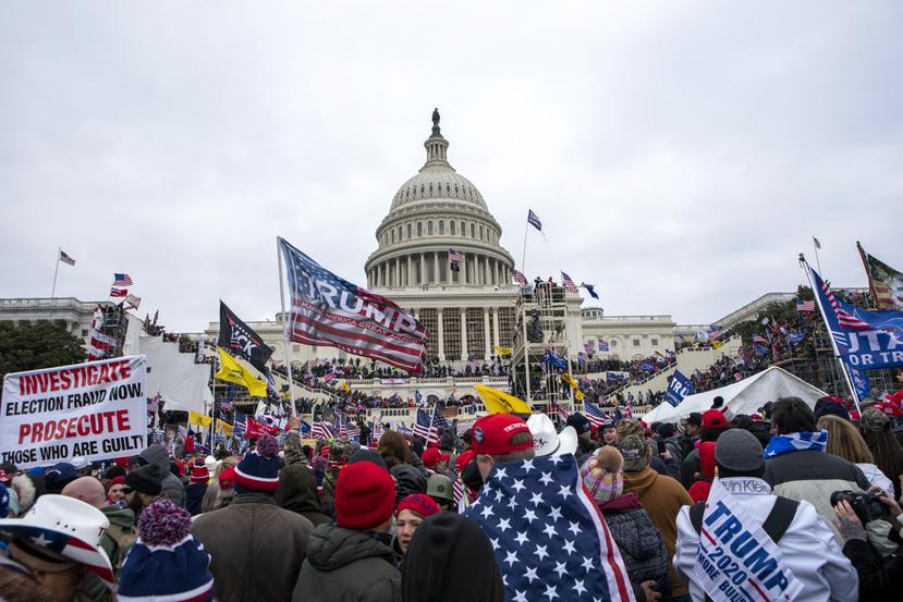 Insurrectos leales al presidente Donald Trump asaltan el Capitolio, en Washington D.C., el 6 de enero de 2021.