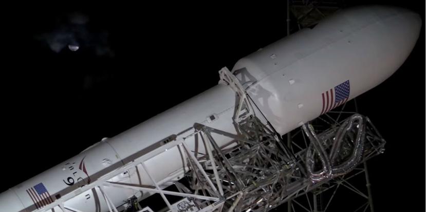Falcon 9 es una nave de dos etapas diseñada y fabricad por SpaceX para el transporte de satélites. (www.spacex.com/falcon)