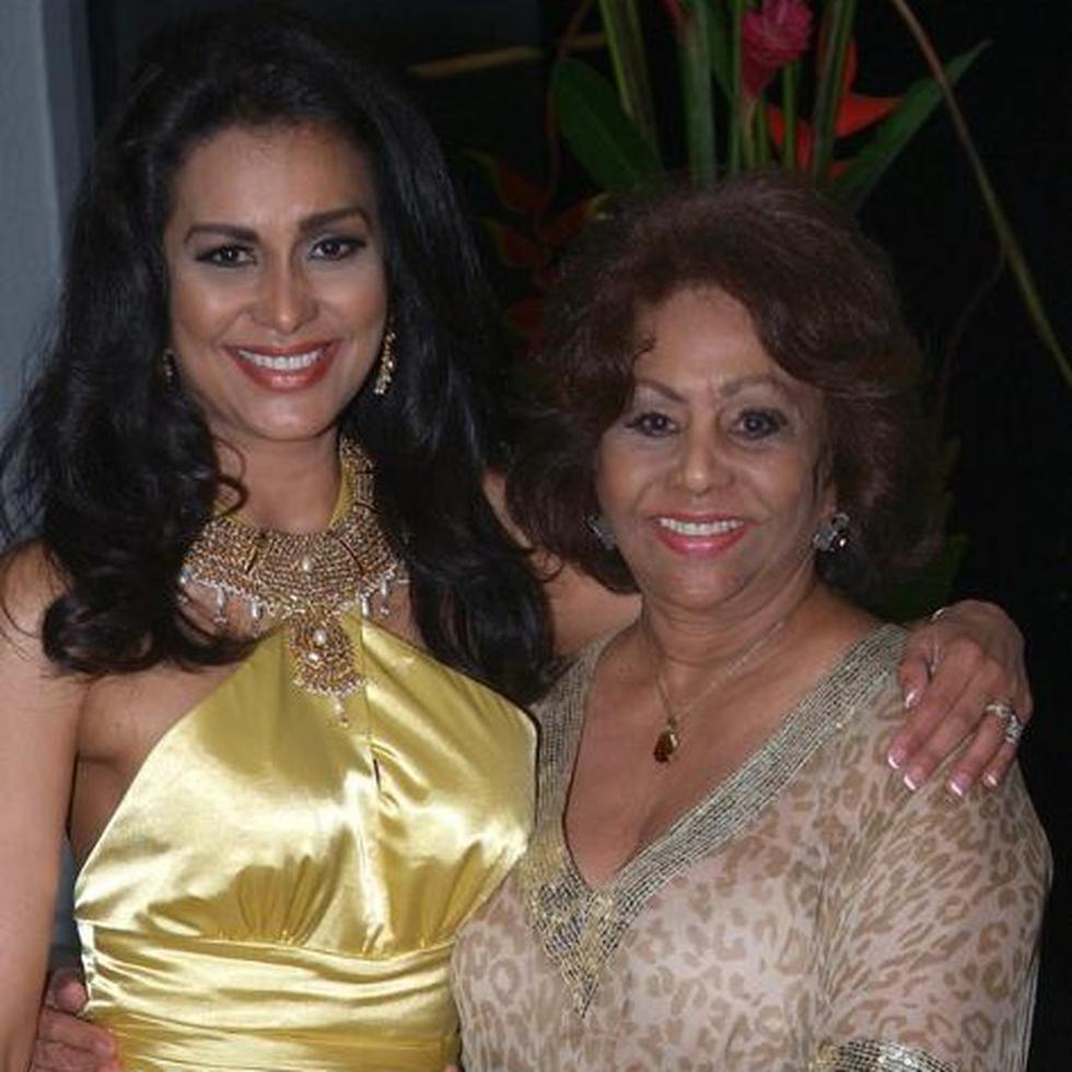 Wilnelia Merced junto a su madre Delia Cruz Fernández, quien falleció el pasado 20 de mayo a los 87 años por complicaciones de la condición de Alzheimer.