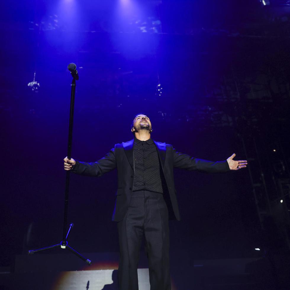 El cantante puertorriqueño Luis Fonsi durante el concierto que ofreció por la celebración de su 25 aniversario en la música en el Wizink Center de Madrid. EFE/ Juanjo Martin