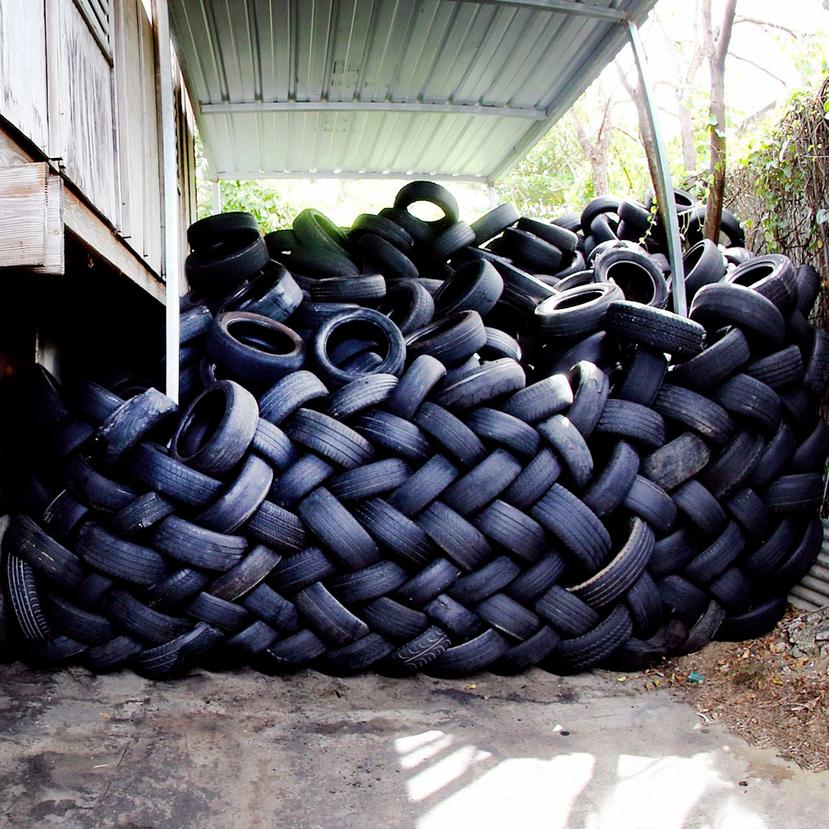 José Merced, empleado de Gomera Los Gemelos donde hay 300 neumáticos acumulados porque no los recogen hace dos meses, contó que “estamos comprando galones de cloro” para rociar las gomas y eliminar huevos de mosquitos.
