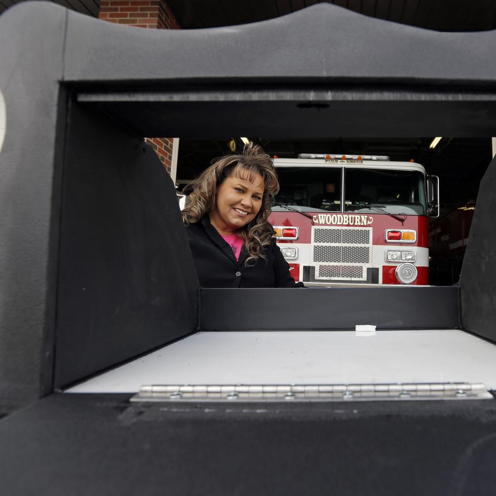Monica Kelsey, bombera y médico presidenta de Safe Haven Baby Boxes Inc., posa con un prototipo de una caja para bebés. (Archivo)