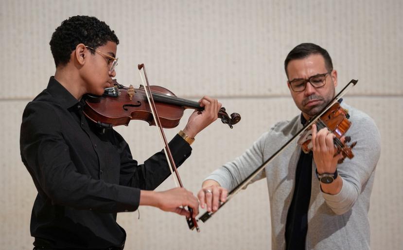 Razil Figueroa, a la izquierda, junto al maestro Karlo Flores, a la derecha, formarán parte del concierto "Punto y coma para un violín".