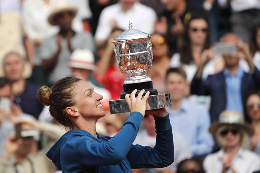 La tenista rumana Simona Halep con su trofeo en mano. (AP)
