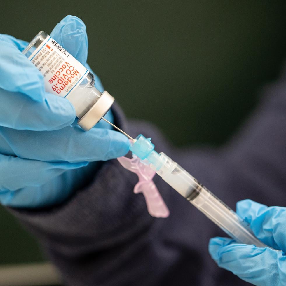 Una enfermera prepara dosis de una vacuna covid-19, fabricada por Moderna, en un centro de vacunación establecido en el gimnasio de la Academia Rumney Marsh en Revere, Massachusetts. EFE/EPA/CJ Gunther/Archivo
