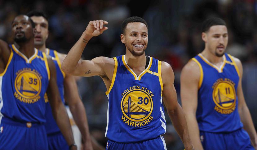 A Curry y a KD les encanta observar cómo el otro hace maravillas con el balón en la cancha. (The Associated Press)