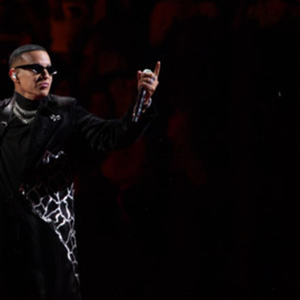 El cantante Daddy Yankee presentó un gran montaje en su concierto de despedida y anunció que su micrófono será para servir a Dios. Luis Fonsi acompañó a Daddy Yankee en la última función de su show.
