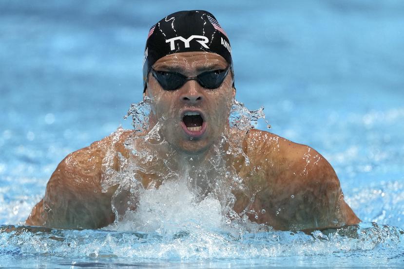 Michael Andrew, de los Estados Unidos, nada los 200 metros combinados en Tokio.