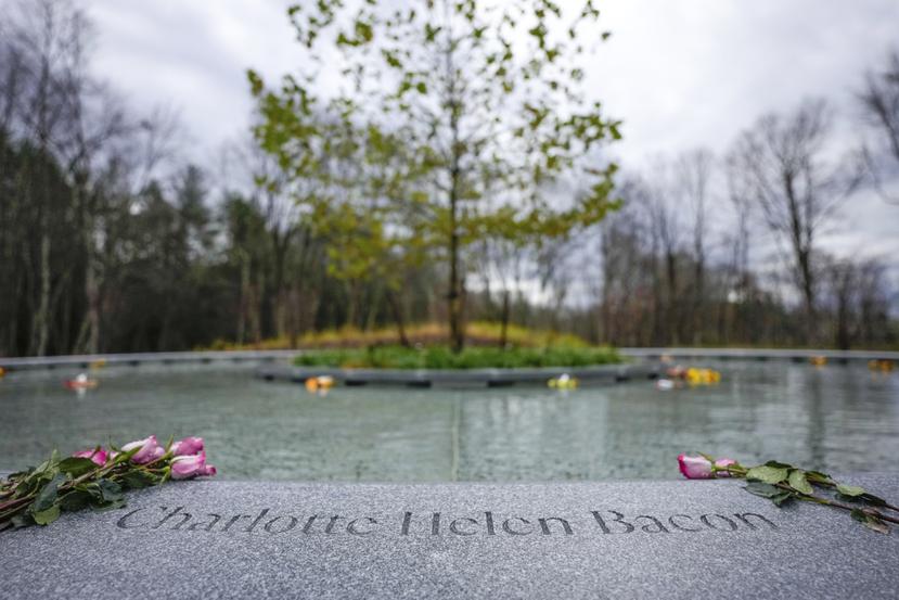 Monumento inaugurado en honor a las víctimas del tiroteo en la Escuela Primaria Sandy Hook, en Newtown, Connecticut.