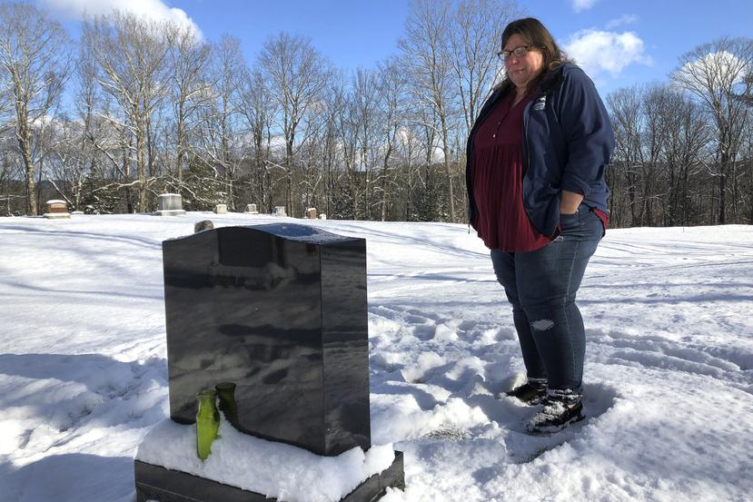 Deb Walker visita la tumba de su hija Brooke Goodwin, quien murió por una sobredosis de drogas.