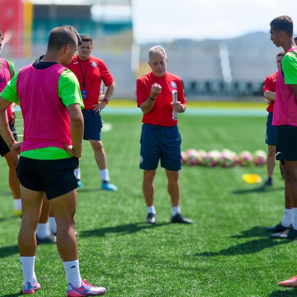 Dave Sarachan imparte instrucciones antes de la sesión de entrenamiento del equipo en lunes en Mayagüez.