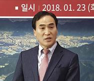 Kim Jong Yang habla durante una conferencia de prensa en Changwon, Corea del Sur. (AP / Archivo)