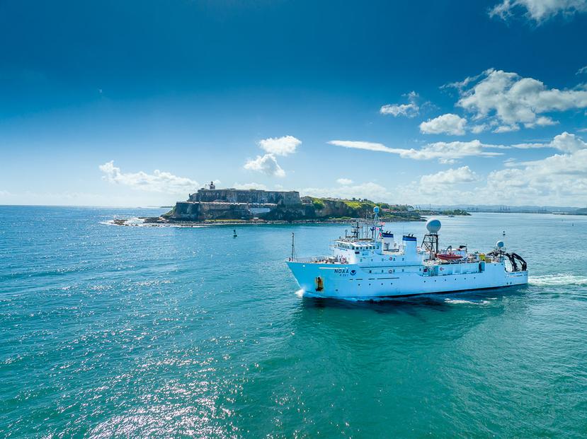 El barco Okeanos Explorer, del Programa de Exploración del Océano, mientras sale de la Bahía de San Juan.