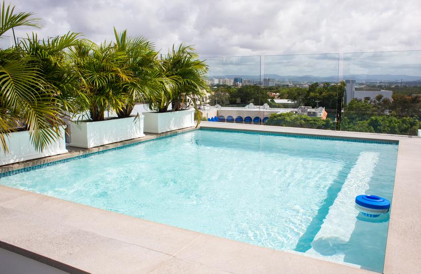 Santurce Urban Lodge cuenta con un "rooftop" con piscina, sillas de playa y BBQ.
