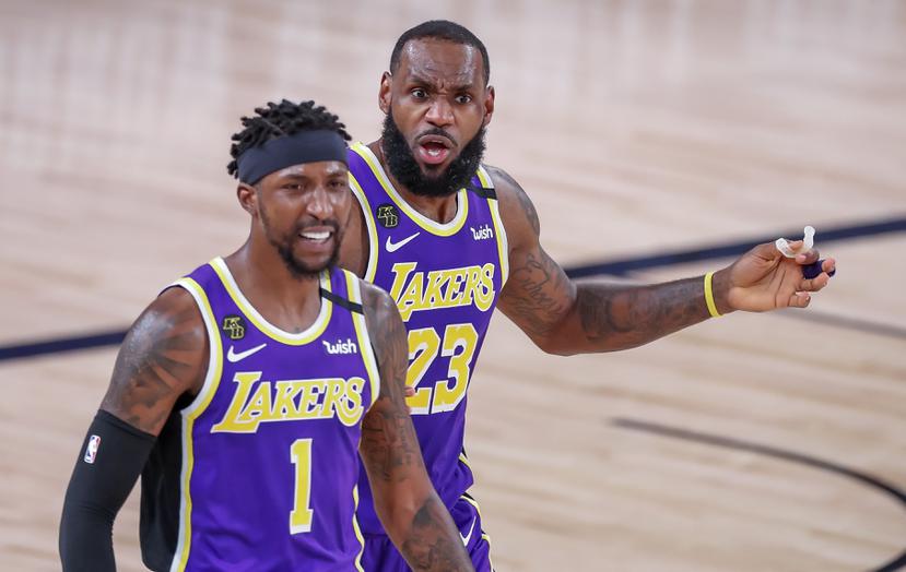 Los jugadores de Los Lakers LeBron James (derecha) y Kentavious Caldwell-Pope (izquierda) reaccionan durante la segunda mitad del juego frente a los Rockets de Houston.
