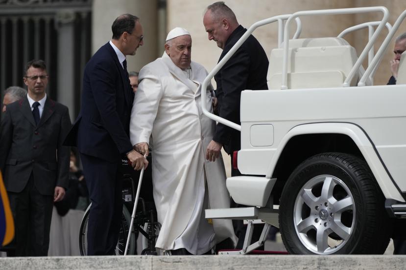 El papa Francisco es ayudado a subirse a su automóvil al final de la audiencia general semanal en la Plaza de San Pedro, en el Vaticano, el miércoles 29 de marzo de 2023.