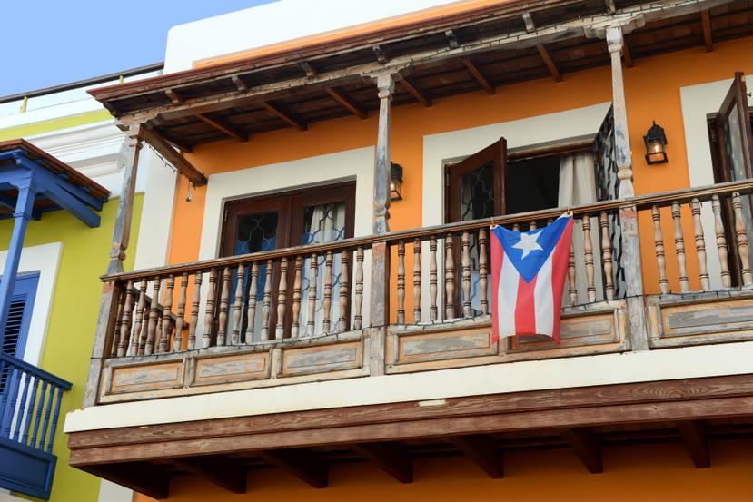 Una bandera de Puerto Rico desplegada en un balcón del Viejo San Juan.