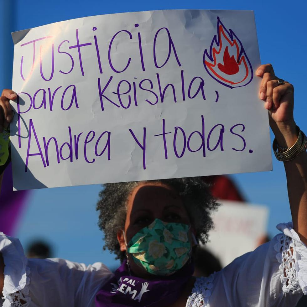 Una pancarta lee "Justicia para Keishla, Andrea y otras", durante la manifestación de esta tarde.