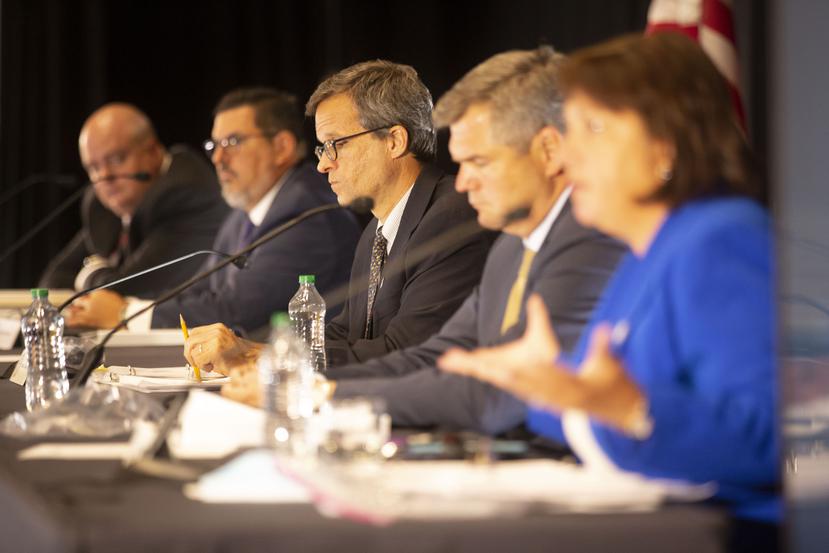Miembros de la Junta de Supervisión Fiscal en una reunión pública en la ciudad de Nueva York.
