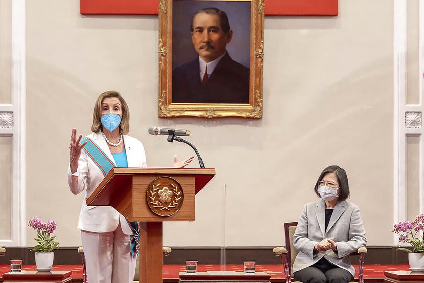 En esta foto publicada por la Oficina Presidencial de Taiwán, la presidenta de la Cámara de Representantes de Estados Unidos, Nancy Pelosi, habla durante una reunión con la presidenta de Taiwán, Tsai Ing-wen, en Taipei, Taiwán, el miércoles 3 de agosto de 2022.