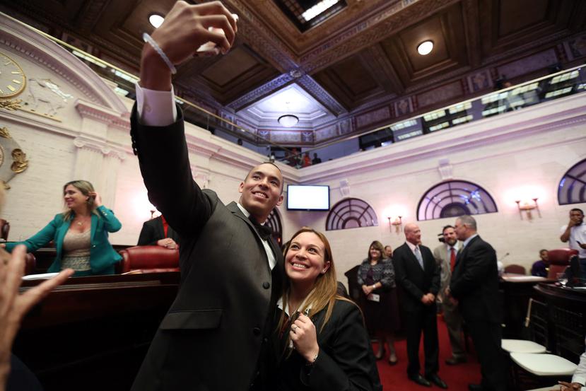 Carlos Correa se toma un “selfie” con una fanática durante un reconocimiento que recibió hoy en el Senado.