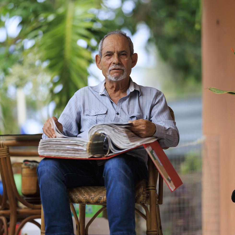 El líder viequense Ismael Guadalupe reflexiona, en su residencia, sobre la lucha de Vieques, mientras mira recortes de periódico que guarda desde los inicios de su militancia.