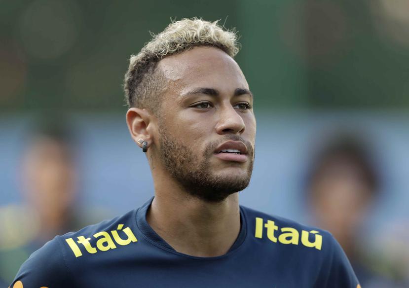 Neymar se mostró alegre y orgulloso junto al pequeño Davi. (AP)