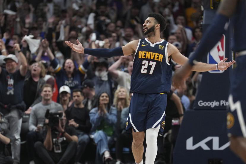 El guardia de los Nuggets de Denver, Jamal Murray (27), celebra un triple contra Los Lakers durante la segunda mitad del Juego 2 de la serie de Finales de la Conferencia Oeste de baloncesto de la NBA.