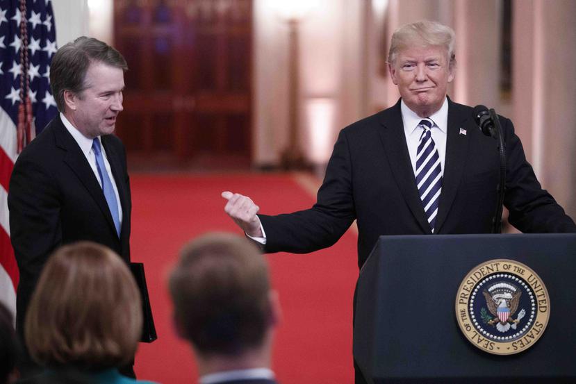 El presidente de Estados Unidos, Donald Trump, realizó anoche una toma de posesión ceremonial para el juez de la Corte Suprema, Brett Kavanaugh, en la Sala Este de la Casa Blanca, en Washington. (AP)