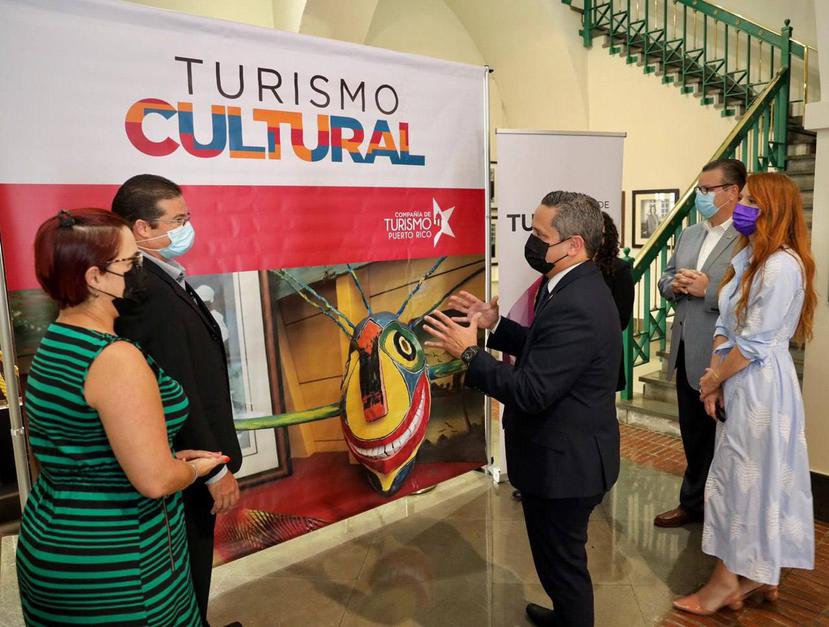 Ejecutivos de la Compañía de Turismo y de la Corporación de Artes Musicales comparten durante el anuncio de la nueva iniciativa de Turismo Cultural.