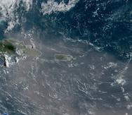 Así luce desde el satélite GOES-East la masa de polvo del Sahara que afecta a Puerto Rico.