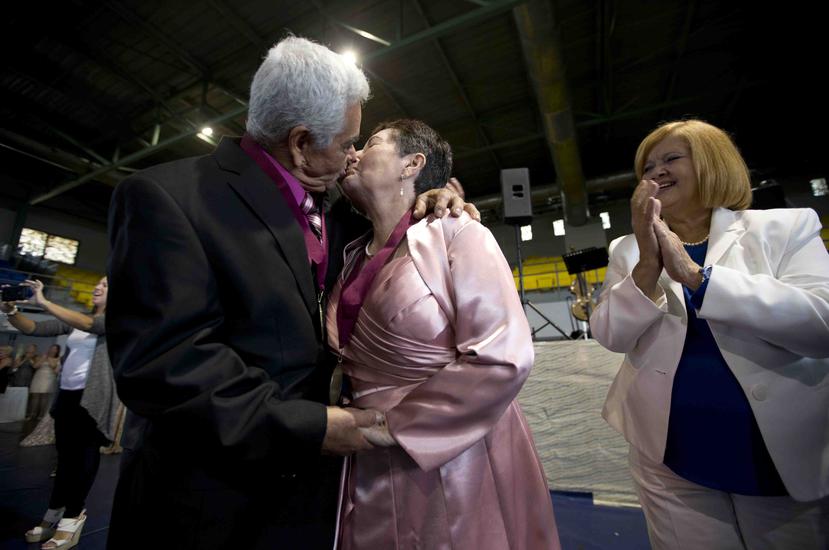 El matrimonio de Héctor González Ruiz y Antonia Irizarry Prietti se da un beso durante la celebración de las bodas de oro.
