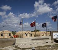 Banderas ondean frente al Campamento Justicia en la Base de la Marina de Estados Unidos en la Bahía de Guantánamo, Cuba.