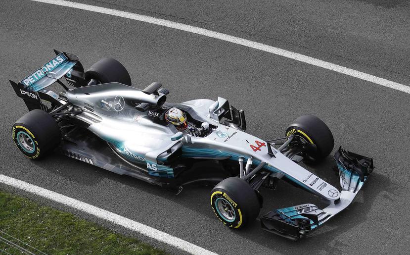 Lewis Hamilton en la presentación del bólido de Mercedes-Benz. (AP)