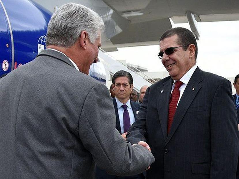 El presidente cubano, Miguel Díaz-Canel (izquierda), saluda al representante permanente de Cuba ante la ONU en Nueva York y embajador en Washington, José Ramón Cabañas, en La Habana. (EFE)