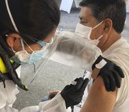 Juan Delgado recibe una vacuna contra el COVID-19 en San Francisco.
