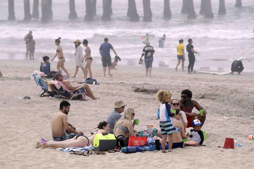 Varias personas visitaron la playa en Huntington Beach, California, el pasado 26 de abril. (AP)